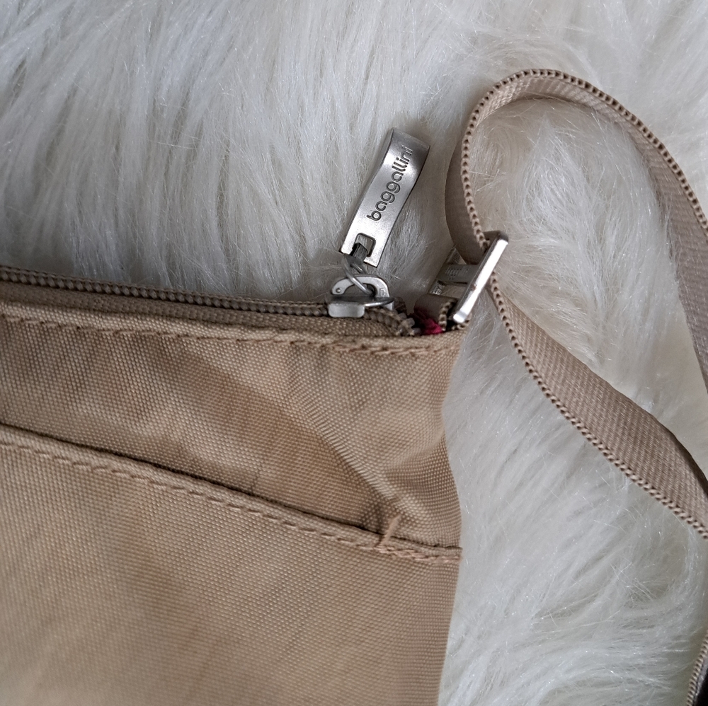 SALE. Sm Baggallini w/pink builtin wallet - Picture 9 of 15